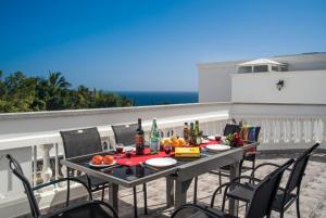 stół z jedzeniem i napojami na balkonie w obiekcie Villa Ramos Uno w mieście Puerto Calero