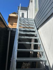 una escalera de metal en el lateral de un edificio en Pure Center B en Zandvoort