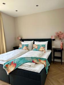 1 dormitorio con 1 cama grande en una habitación en Pure Center B en Zandvoort