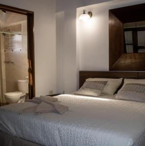 Un dormitorio con una cama con una toalla. en Todo lo tienes en Pampatar en Pampatar