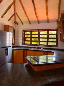 a kitchen with a counter top and a refrigerator at Todo lo tienes en Pampatar in Pampatar
