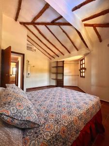 - une chambre avec un grand lit dans l'établissement Todo lo tienes en Pampatar, à Pampatar