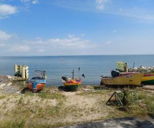 um grupo de barcos sentados na praia em DOMEK holenderski, Ogród, blisko plaży, Gdynia WAKACJE NA LUZIE em Gdynia