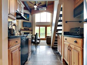 una cucina con scala che conduce a un soggiorno di Timberline Condominiums Studio Loft Deluxe Unit 317 a Snowmass Village