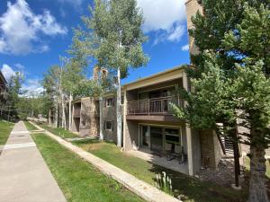 un condominio con balcone e alberi di Timberline Condominiums Studio Loft Deluxe Unit 317 a Snowmass Village Altre 7 foto