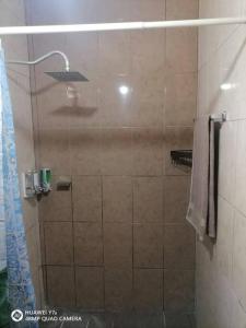 um chuveiro com uma porta de vidro na casa de banho em Casa Noria em Tepic