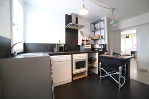 A kitchen or kitchenette at patio soleado DOS BAÑOS