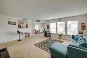 sala de estar con sofá azul y mesa en Camby Home with 3 Living Areas and Community Pool!, en Plainfield