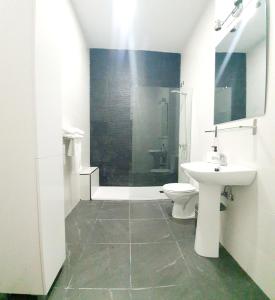 a bathroom with a sink and a toilet and a shower at Apartamento Plaza Calzada 1 in Sanlúcar de Barrameda