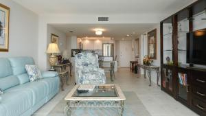 sala de estar con sofá azul y mesa en 6415 Midnight Pass #805, en Siesta Key