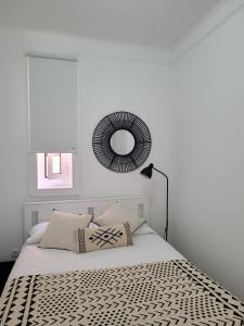 um quarto com uma cama com um espelho na parede em Casa da Varina em Torreira