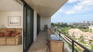 シエスタ・キーにある6415 Midnight Pass #902の市街の景色を望むバルコニー(ソファ付)