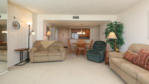 sala de estar con sofá, sillas y mesa en 6415 Midnight Pass #902, en Siesta Key