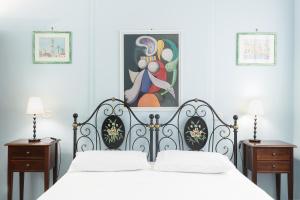 1 dormitorio blanco con 2 camas y 2 mesitas de noche en A casa di Nonna Rosa, en Lecce
