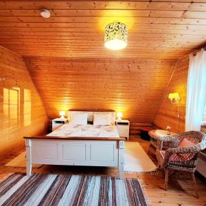 um quarto com uma cama num quarto de madeira em Lootuse Spa em Nõmmemaa