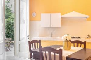 una cocina con una mesa con un jarrón de flores. en A casa di Nonna Rosa, en Lecce