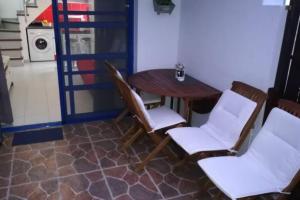 une salle à manger avec une table et des chaises ainsi qu'une cuisine dans l'établissement Bungalow Maspalomas, à Maspalomas