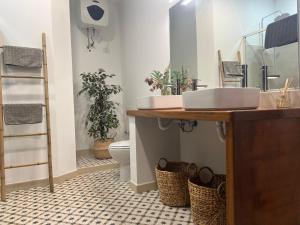 a bathroom with two sinks and a toilet at CASA CANARIA ACERÓ in Garachico