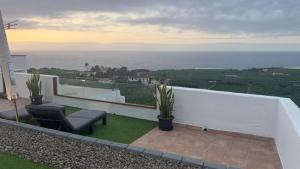 vistas al océano desde el balcón de una casa en CASA CANARIA ACERÓ, en Garachico