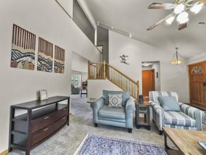 Una sala de estar con dos sillas y una mesa. en 173 Buffalo Drive townhouse, en Silverthorne 40 fotos más