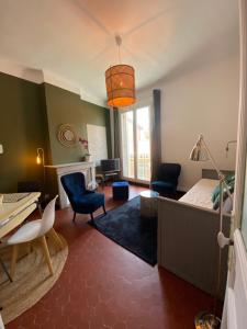 sypialnia z łóżkiem, stołem i krzesłami w obiekcie BEAU T2 BOMPARD ENDOUME w Marsylii