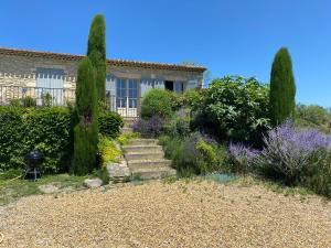 Фотография из галереи In Gordes, facing the entire Luberon Park a beautiful 5 bedrooms house в Горде