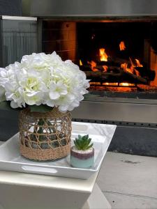 un jarrón de flores sobre una mesa con chimenea en Luxurious Condo Walking Distance to San Diego Bay!, en San Diego