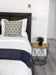 - une chambre avec un lit et une table avec une plante dans l'établissement Luxurious Condo Walking Distance to San Diego Bay!, à San Diego
