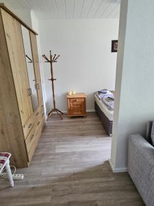 Zimmer mit einem Bett und einem Zimmer mit einer Tür in der Unterkunft Ferienwohnung 1 Am Park in Divitz