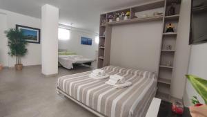 salon z łóżkiem i salon z kanapą w obiekcie Seagull Apartments - front and Sea View & Airport Bari w mieście Bari