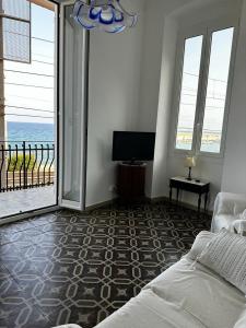 una camera da letto con un letto e vista sull'oceano di La Via Sul Mare a Bordighera