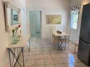 eine Küche und ein Esszimmer mit einem Tisch und Stühlen in der Unterkunft Villa Penelope in Korfu-Stadt