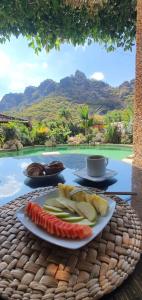 um prato de fruta sentado numa mesa ao lado de uma piscina em Casa IxeYolo em Amatlán