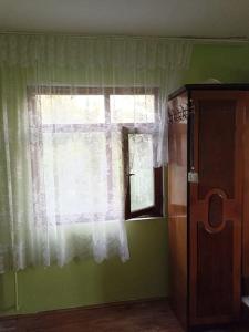 Habitación con ventana y cortinas blancas. en Deniz ve Doğa Manzaralı, en Fındıklı
