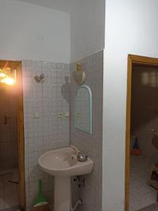 a bathroom with a sink and a mirror at Deniz ve Doğa Manzaralı in Fındıklı