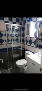 y baño con aseo y lavamanos. en Bungalow Maspalomas, en Maspalomas