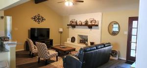 un salon avec un canapé et une cheminée dans l'établissement The Cozy Corner House at Haltom City Texas, à Haltom City