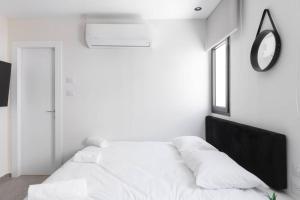 Un pat sau paturi într-o cameră la By Eezy - דירת סטודיו מסוגננת במיקום מעולה באילת Ashram 2