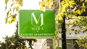 um sinal verde que lê mira apartamento de luxo em MIRA LUXURY APARTMENTS em Paralia Dionysiou