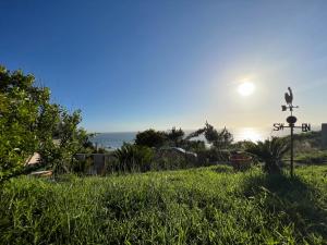 vistas al océano desde el césped de una casa en Aloxamento A Mariña, en Oia