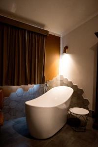 eine weiße Badewanne im Bad mit Fenster in der Unterkunft THE APARTMENT Top Floor in Tivoli