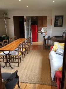une salle à manger avec une table et des chaises ainsi qu'une cuisine dans l'établissement Grand chalet vue montagne, à Saint-Pierre-de-Chartreuse