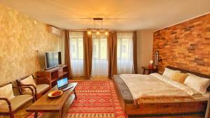 um quarto com uma cama e uma parede de tijolos em City Center Bed and Beyond em Bucareste