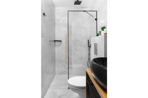 La salle de bains est pourvue de toilettes et d'une douche en verre. dans l'établissement By Eezy - דירת נופש עם חדר שינה אחד במיקום מעולה Ashram 3, à Eilat