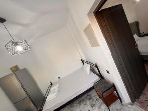Habitación pequeña con cama y puerta en Blue Hotel boutique, en Selínia