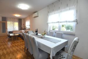 Φωτογραφία από το άλμπουμ του Villa Tinov Dvor σε Briševo