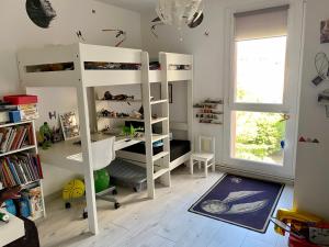 1 dormitorio con 2 literas y ventana en Bel appartement situé près des plages. en Marsella
