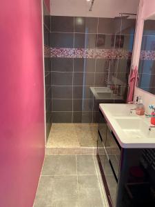 y baño con lavabo y ducha. en Bel appartement situé près des plages. en Marsella