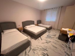 Postel nebo postele na pokoji v ubytování Niki Apartments Shen Gjin