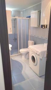 a bathroom with a toilet and a washing machine at Trabzon Türkiye Kiralık Daire in Çağlayan